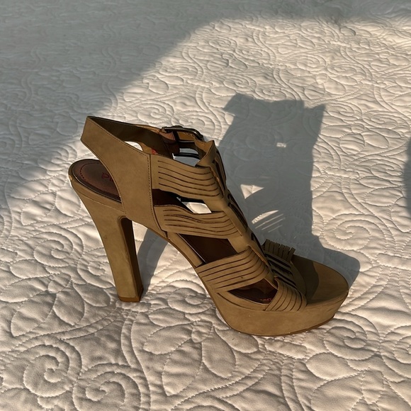Pink and Pepper. Beige high heel sandals. Size 9 - Picture 3 of 7